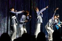 　こん身のパフォーマンスを行うふぉ～ゆ～の（左から）辰巳雄大、越岡裕貴、松崎祐介、福田悠太