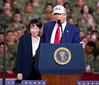 　原子力空母ジョージ・ワシントンで演説した際、高市首相（左）の肩を抱き寄せるトランプ米大統領＝２８日