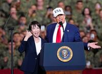 　米海軍横須賀基地を訪問し、原子力空母ジョージ・ワシントン艦内で演説するトランプ米大統領（右）と高市首相＝２８日