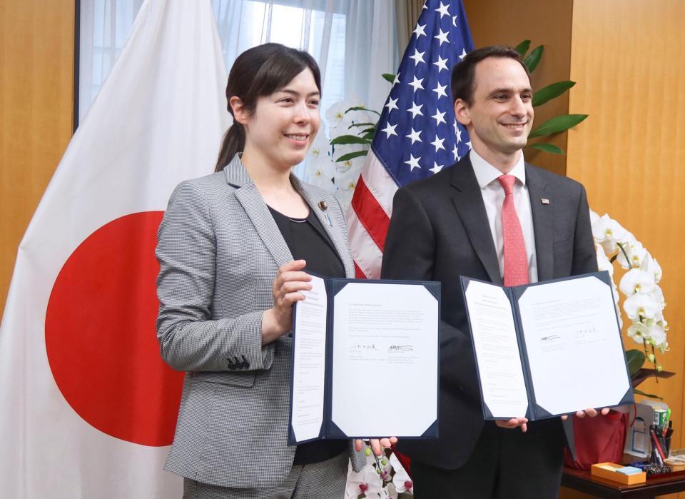 　先端科学７分野での日米協力に関する覚書を手にする、小野田科学技術相（左）と米大統領府科学技術政策局のマイケル・クラツィオス局長