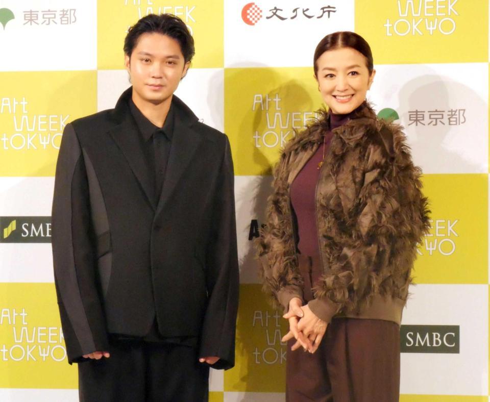 　アート愛を熱弁した磯村勇斗（左）と鈴木京香
