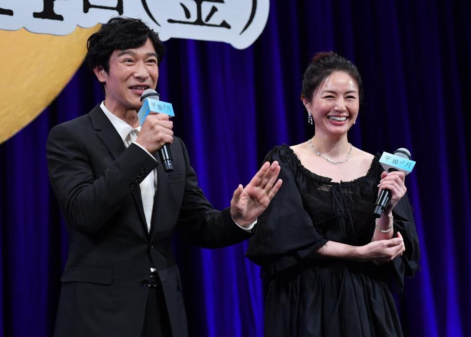 　舞台あいさつを盛り上げる堺雅人（左）と井川遥（撮影・開出牧）