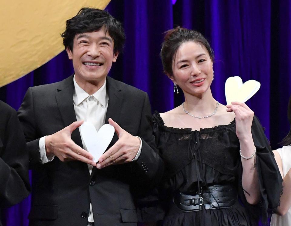 　ステージに舞うウイングハートを手に取り笑顔の堺雅人（左）と井川遥（撮影・開出牧）