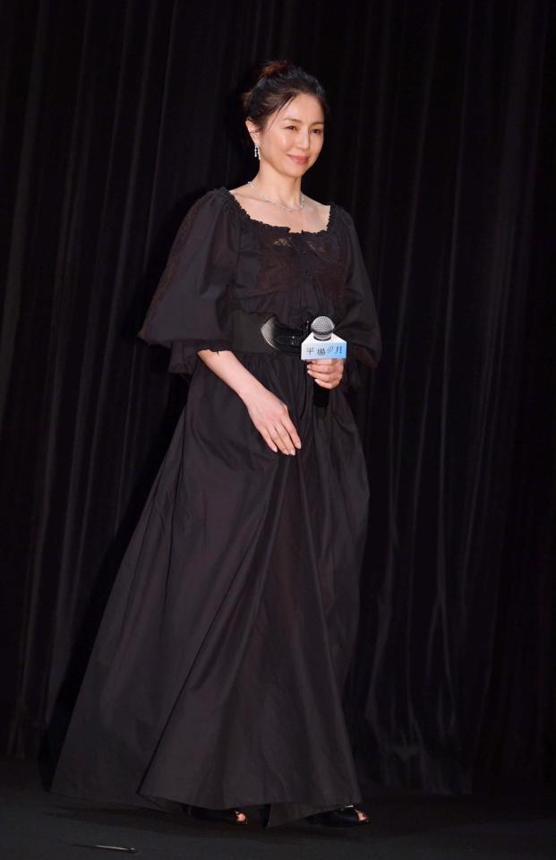 　ブラックドレスで登場した井川遥（撮影・開出牧）