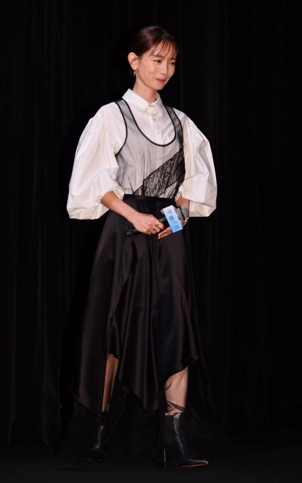 　舞台あいさつに登場した中村ゆり（撮影・開出牧）