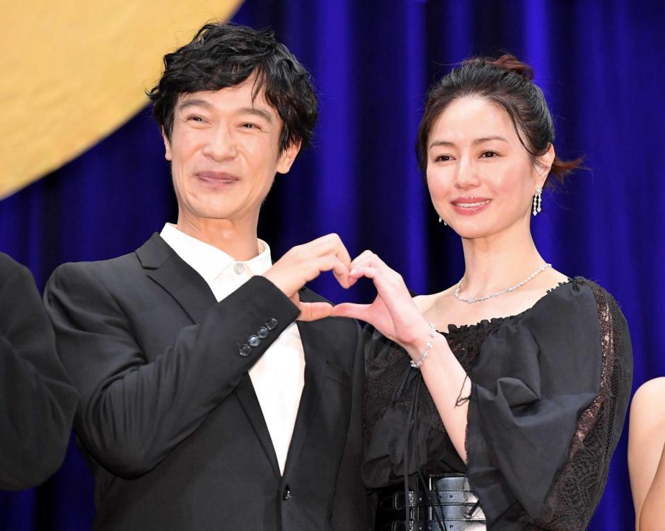 　ハートポーズを作る堺雅人（左）と井川遥（撮影・開出牧）