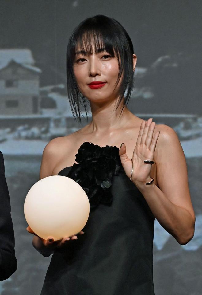 　ほのかに光る球を手に写真に納まるＭＥＧＵＭＩ（撮影・持木克友）