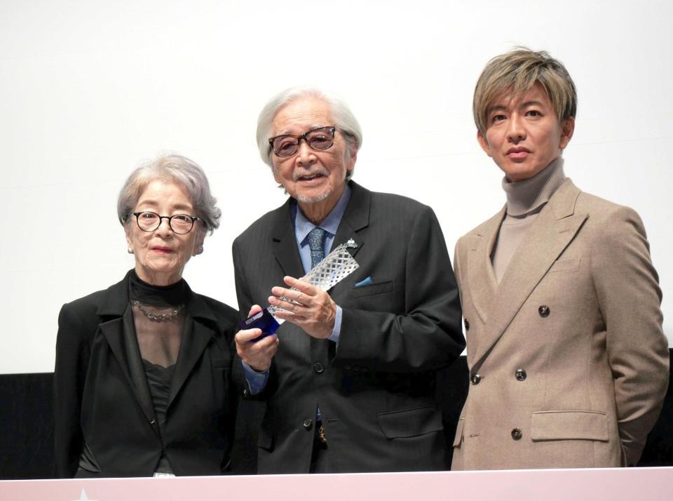 　特別功労賞を受賞した山田洋次監督（中央）を祝福した倍賞千恵子（左）と木村拓哉