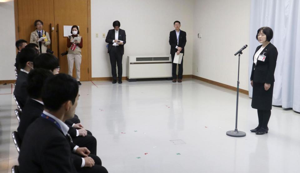 　発令式であいさつする秋田県の信田真弓生活環境部長（右端）