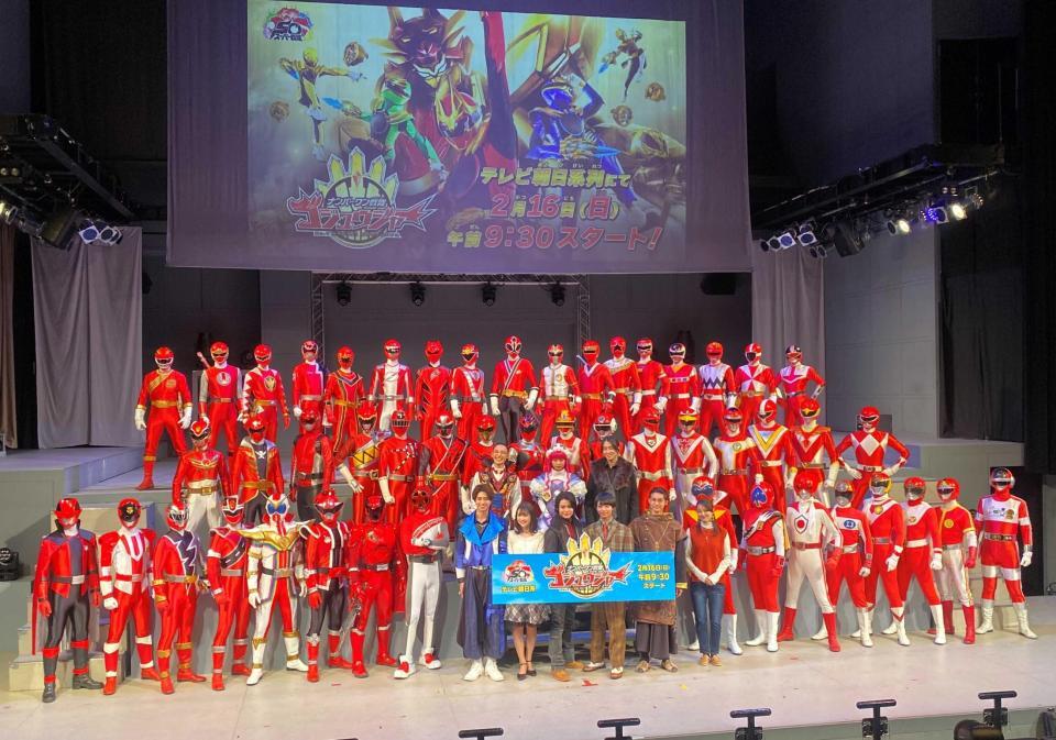 　出演するキャストを囲む歴代レッド＝１月２４日