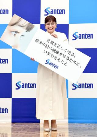 　フォトセッションで笑顔全開の平愛梨（撮影・佐藤厚）