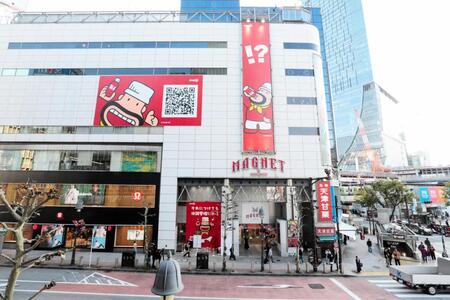　東京・渋谷の　ＭＡＧＮＥＴ　ｂｙ　ＳＨＩＢＵＹＡ１０９をジャックしたアールおじさん