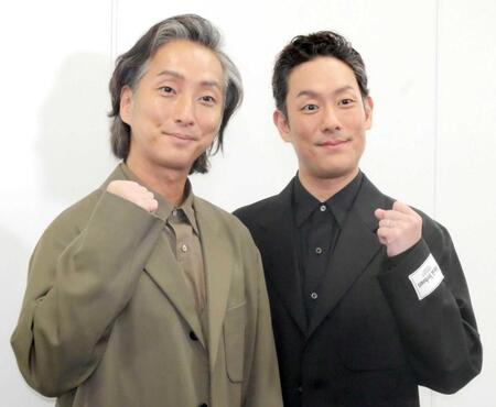 　ガッツポーズで撮影に応じた中村七之助（左）と中村勘九郎