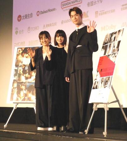 　撮影に応じる（左から）天野千尋監督、岸井ゆきの、宮沢氷魚