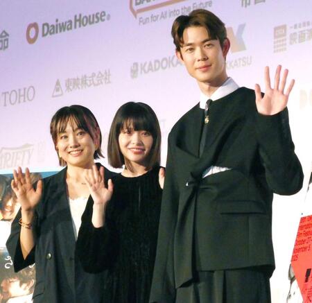 　手を振る（左から）天野千尋監督、岸井ゆきの、宮沢氷魚