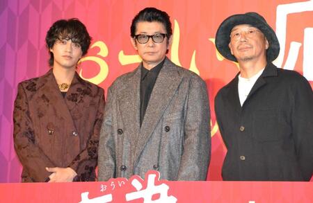　映画「おーい、応為」公開御礼舞台あいさつに登場した（左から）高橋海人、永瀬正敏、大森立嗣監督