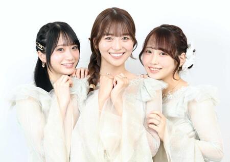 　笑顔を見せるＲａｉｎ　Ｔｒｅｅの（左から）橋本真希、新野楓果、市原紬希（撮影・吉澤敬太）