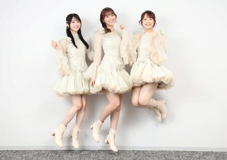 　笑顔でジャンプするＲａｉｎ　Ｔｒｅｅの（左から）橋本真希、新野楓果、市原紬希（撮影・吉澤敬太）