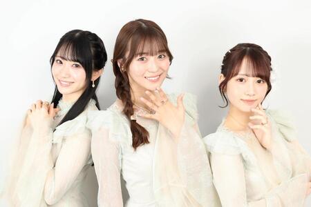 　笑顔を見せるＲａｉｎ　Ｔｒｅｅの（左から）橋本真希、新野楓果、市原紬希（撮影・吉澤敬太）