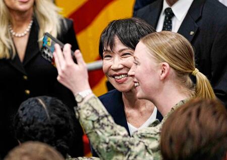 　原子力空母ジョージ・ワシントンでの演説を終え、記念撮影に応じる高市首相＝２８日