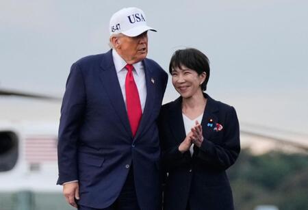 　米海軍の原子力空母ジョージ・ワシントンの艦上を歩く高市首相（右）とトランプ米大統領＝２８日