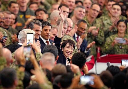 　原子力空母ジョージ・ワシントン艦内の演説会場に到着し、歓声に応える高市首相＝２８日