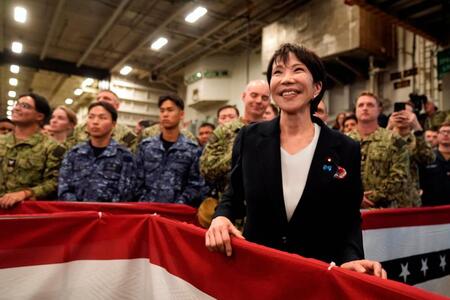 　米海軍の原子力空母ジョージ・ワシントンの艦内でトランプ米大統領の演説を聞く高市首相＝２８日（ＡＰ＝共同）