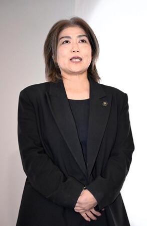 　不信任決議の再可決で失職が決まり、報道陣の取材に応じる静岡県伊東市の田久保真紀市長