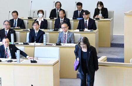 　静岡県伊東市議会臨時議会の議場に入り、一礼する田久保真紀市長