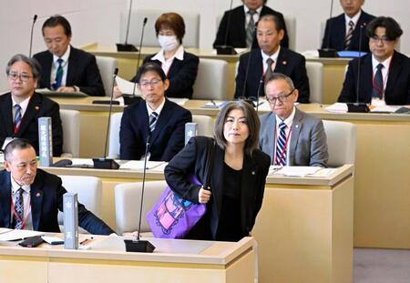 　静岡県伊東市議会臨時議会の議場に入り、着席する田久保真紀市長（手前右）