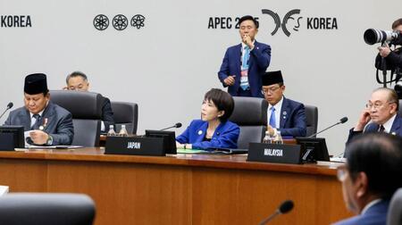 　ＡＰＥＣ首脳会議の会合に臨む高市首相（中央）＝韓国・慶州（内閣広報室提供・共同）