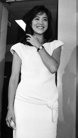 　不動産会社社長との婚約を発表した坂口良子さん＝１９８６年