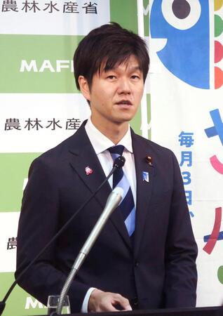 　記者会見する鈴木農相＝農水省
