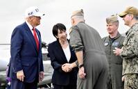 米海軍の原子力空母ジョージ・ワシントンの艦上で、米軍関係者から歓迎を受ける高市首相（左から２人目）とトランプ米大統領＝28日午後、神奈川県横須賀市（代表撮影）