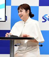 　トークセッションで笑顔を見せる平愛梨（撮影・佐藤厚）