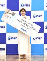 　フォトセッションで笑顔全開の平愛梨（撮影・佐藤厚）