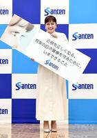 　フォトセッションで笑顔全開の平愛梨（撮影・佐藤厚）