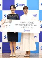 東邦大学医学部の松村沙衣子先生（左）から近視について学んだ平愛梨＝ベルサール八重洲（撮影・佐藤厚）