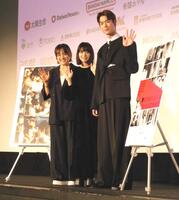 　撮影に応じる（左から）天野千尋監督、岸井ゆきの、宮沢氷魚