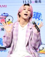 　ポーズを決める佐久間大介（撮影・開出牧）