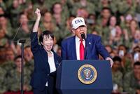 　米海軍横須賀基地を訪問し、原子力空母ジョージ・ワシントン艦内で演説するトランプ米大統領（右）と高市首相＝２８日