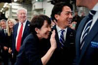 　米海軍の原子力空母ジョージ・ワシントンの艦内で手を振る高市首相。右は小泉防衛相＝２８日（ゲッティ＝共同）