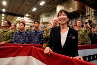 　米海軍の原子力空母ジョージ・ワシントンの艦内でトランプ米大統領の演説を聞く高市首相＝２８日（ＡＰ＝共同）