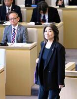 　静岡県伊東市議会の臨時議会に臨む田久保真紀市長