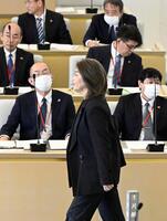 　静岡県伊東市議会の臨時議会に臨む田久保真紀市長（手前）