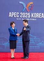 　ＡＰＥＣ首脳会議の会場に到着し、韓国の李在明大統領（右）の出迎えを受ける高市首相＝韓国・慶州（内閣広報室提供・共同）
