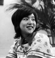 　デイリースポーツを訪れ、インタビューに応える坂口良子さん＝１９７２年