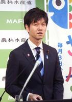 　記者会見する鈴木農相＝農水省