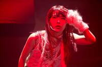 　ステージで熱唱するアイナ・ジ・エンド