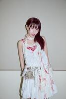 　ステージ裏で笑顔を見せたアイナ・ジ・エンド